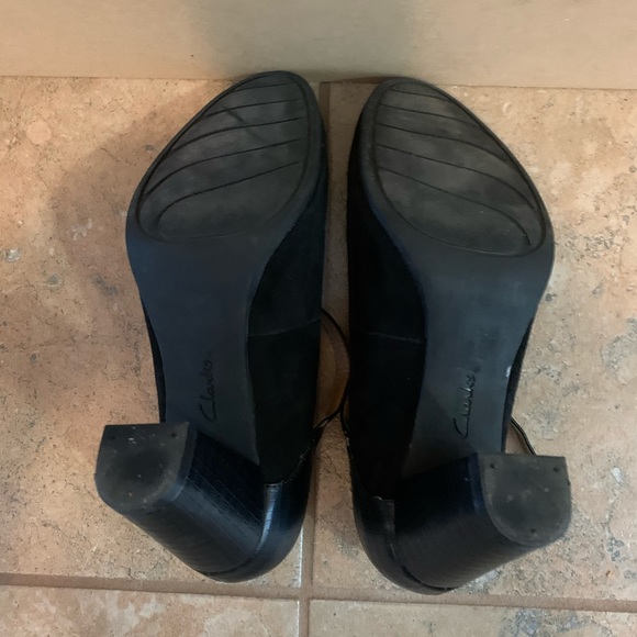 Women Black Suede Clarks shoes, preowned - Picture 5 of 6